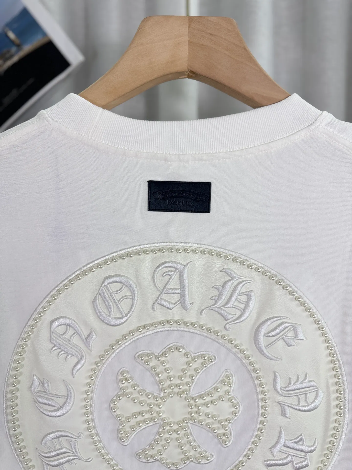 P260 top version, real shot without P, ​​different from market currency) 𝗖𝗵𝗿𝗼𝗺𝗲 𝗛𝗲𝗮𝗿𝘁𝘀/Cro Heart 2025 Autumn and Winter Pearl Compass Casual Long Sleeve 👑The highest version! Customized fabric 320g fabric! Pearl compass, genuine leather cut. Best-selling model at the counter. Very comfortable to wear. Accessories: original molded and authenticated collar label➕100% silk wash label. Genuine purchase-grade original hangtag➕matching hanging rope➕3D hanging beads➕original packaging bag. Craftsmanship: The original version has consistent wiring! The highest version of the armhole matching technique! Color: White Black Size: S M L XL Style No.: 5170